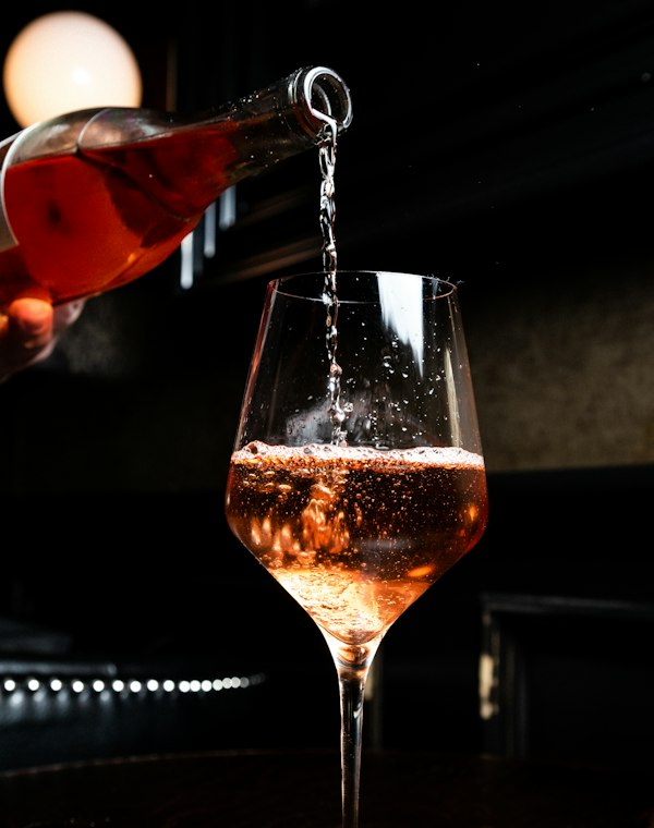 Mousserande rosévin som hälls i glas