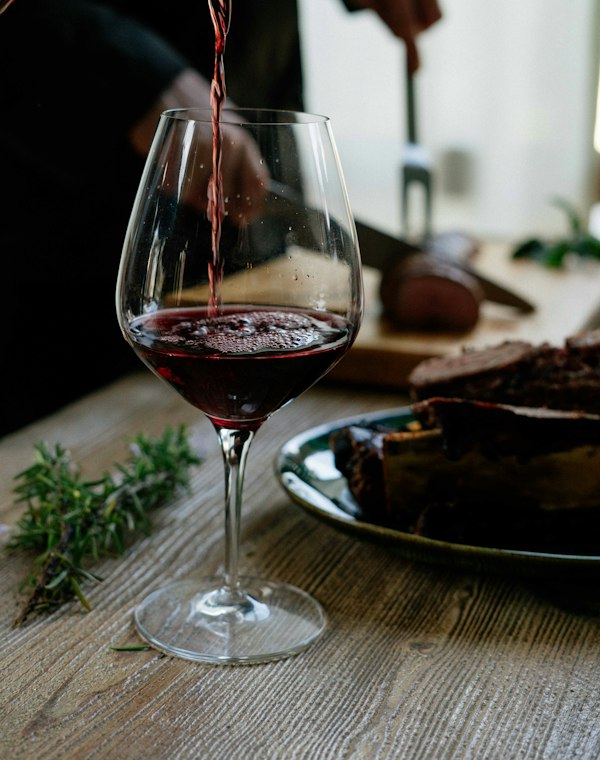 Rött vin som hälls i glas